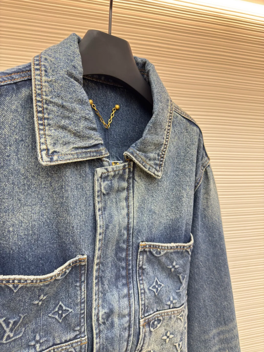 LOUIS VUITTON embossed pocket denim jacket ●Authentic product: Purchased and developed by 14219 ●Item number: 1680250-B95 ●Fabric: Denim denim fabric ●Technology: Heavy industrial washing ●Version: Fitted version ●Size: 46-48-50-52 ●Weight: about 1255g ●Description: The overall wiring is straight and delicate, the fabric is comfortable and soft, the color is consistent and there is no color difference